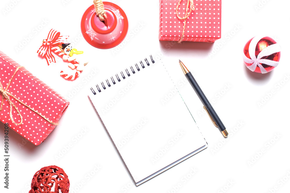 Aufkleber christmas and new year background with notepad, pen and red decorations. to make a list or list of p