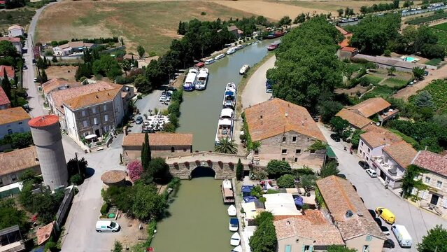 Flug &uuml;ber den Canal du Midi bei Le Somail mit weitem Blick &uuml;ber die Landschaft, historischer Ort, D&eacute;partement Aude, Okzitanien, S&uuml;dfrankreich, Frankreich