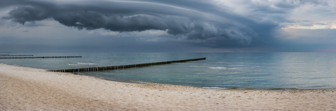 Kaltfront Bew&ouml;lkung an der Ostsee in Zingst