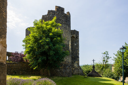 Vestiges du ch&acirc;teau situ&eacute;s &agrave; c&ocirc;t&eacute; de l'&eacute;glise catholique de Chalus, Limagne du Lembron, Issoire, Puy-de-D&ocirc;me, Auvergne-Rh&ocirc;ne-Alpes, France