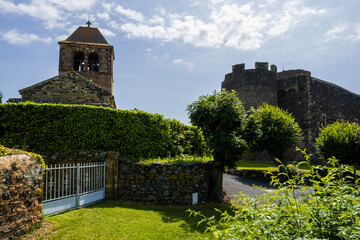 Fototapeta na wymiar Église Sainte-Foy et château de Chalus Limagne du Lembron, Issoire, Puy-de-Dôme, Auvergne-Rhône-Alpes, France