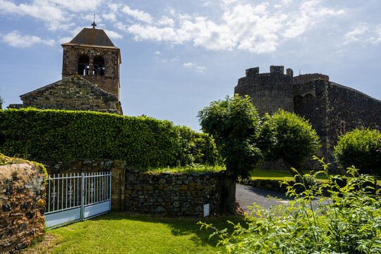 &Eacute;glise Sainte-Foy et ch&acirc;teau de Chalus Limagne du Lembron, Issoire, Puy-de-D&ocirc;me, Auvergne-Rh&ocirc;ne-Alpes, France
