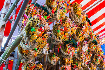 酉の市　熊手　商売繁盛　色鮮やか　神社　祭り