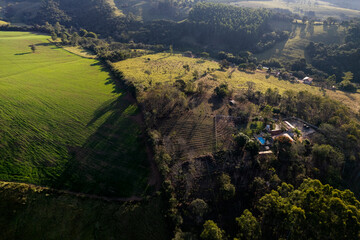 Fotografia aérea da cidade de Caconde em São Paulo. Fazendas, plantações e criação de animais em uma pequena cidade cheia de charme. Brasil.