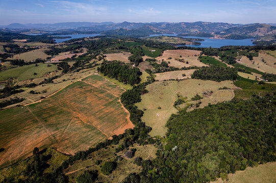 Fotografia aérea da cidade de Caconde em São Paulo. Fazendas, plantações e criação de animais em uma pequena cidade cheia de charme. Brasil.