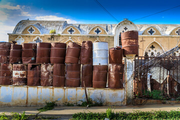 Verlassene griechische Kirche, gesichert mit Stacheldraht und alten Ölfässern, in der Geisterstadt Varosha  am Stadtrand von Famagusta, Nordzypern