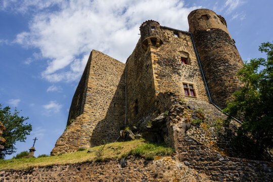 Vestiges du chateau m&eacute;di&eacute;val de Chalus, Limagne du Lembron, Issoire, Puy-de-D&ocirc;me, Auvergne-Rh&ocirc;ne-Alpes, France