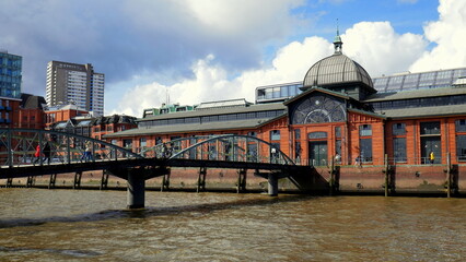 Brücke zur alten Fischauktionshalle in Hamburg - Altona an der Elbe unter weißen Wolken