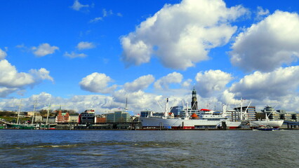Panorama vom Hamburger Hafen mit Elbe, Schiffen, Kirche St. Michaelis, blauem Himmel und Wolken