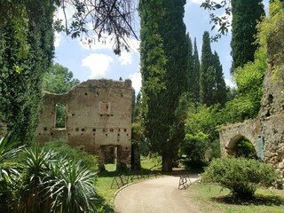 Fototapeta premium Giardino delle Ninfee - Sermoneta - Latina - Lazio - Italia - Paesaggio Incantevole