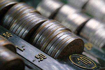 Stapel von 10-Pfennig-Münzen in einem alten Zählbrett