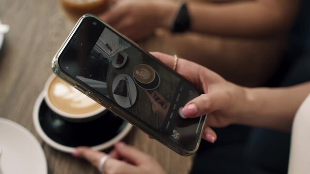 girl takes a picture of coffee on the phone