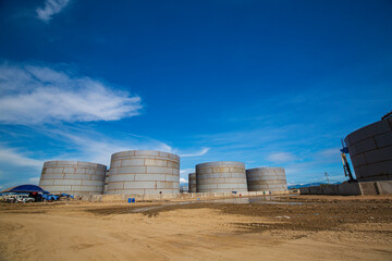 Obraz premium Constuction of an oil derrick crane, big oil tanks