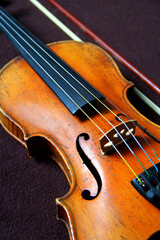 Fototapeta premium VIOLON ANCIEN AVEC ARCHET VUE DE DESSUS