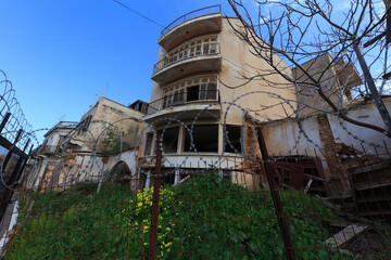Verlassenes altes Haus, mit Stacheldraht gesichert,  in der Geisterstadt Varosha  am Stadtrand von Famagusta, Nordzypern