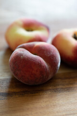 Plattpfirsiche auf einem Holzbrett