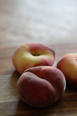 Plattpfirsiche auf einem Holzbrett