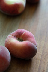 Plattpfirsiche auf einem Holzbrett