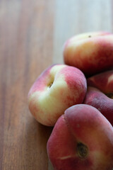 Plattpfirsiche auf einem Holzbrett