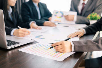 Obraz premium business team Analysis graph to discuss company financial statistics, brainstorm ideas, Businessman holding a pen on graph paper, Teamwork Business meeting concept.