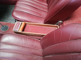 Edles Interieur in Rot mit Ledersitzen, Teppich und Ablage eines deutschen Sportwagen und Roadster...