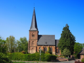 Fototapeta na wymiar Kath. Kirche St. Willibrord in Xanten-Wardt