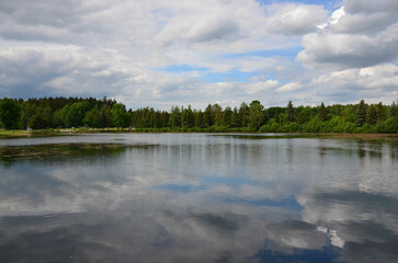 Fototapeta na wymiar Wolkenformation über Seenlandschaft im Frühling 
