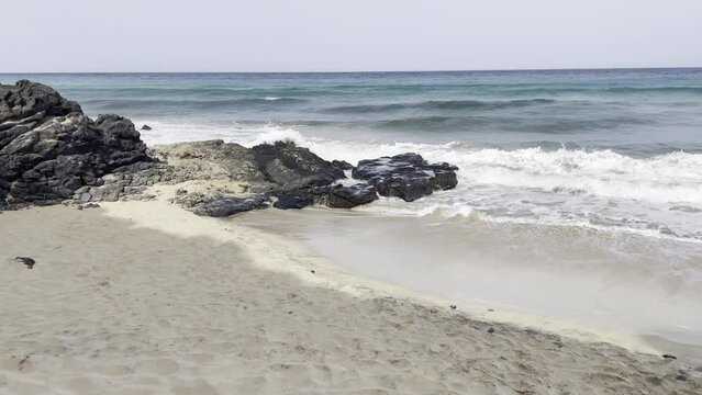 Passatwinde sorgen f&uuml;r gro&szlig;e Wellen am Strand auf Fuerteventura.