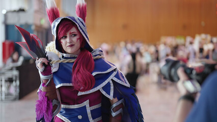 Home made cosplay mask Xayah from League of Legends pose at comic con - obrazy, fototapety, plakaty