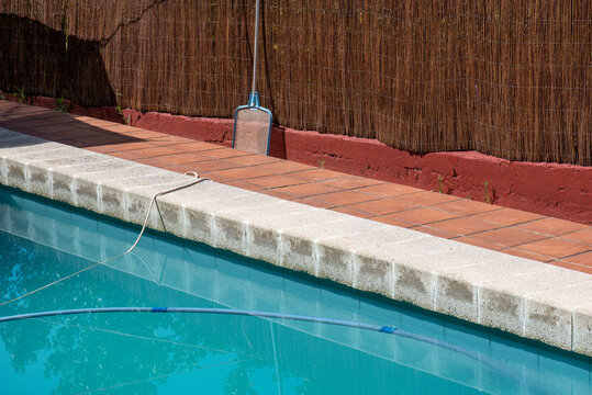 Piscina particular con robot y red de limpieza, mantenimiento y cuidado del agua, ph y cloro