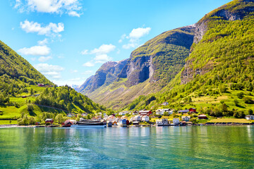 Klein dorp Undredal bij Flam, Aurlandsfjord, onderdeel van Sognefjord, Noorwegen