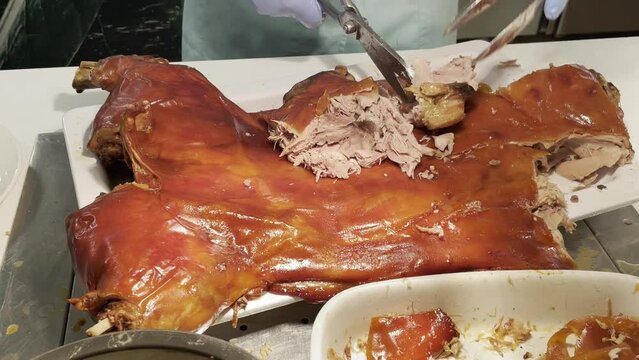 Ein Spanferkel wird zerlegt und Portioniert.