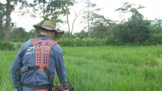 Campesino cortando C&eacute;sped