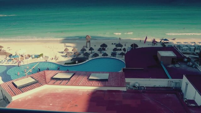 Toma de la playa, vista desde un balc&oacute;n