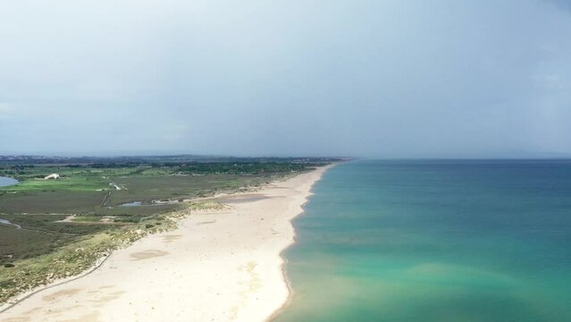 survol des plages de Valras plage sur la c&ocirc;te h&eacute;raultaise dans le sud de la France en Occitanie