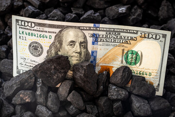 100 dollars protruding from coal, the concept of mining and coal extraction in the USA, rising prices in the world, environmental impact, industry and economy of the country - obrazy, fototapety, plakaty