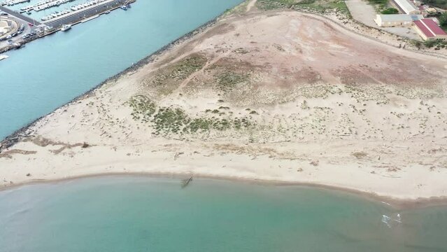 survol des plages de Valras plage sur la c&ocirc;te h&eacute;raultaise dans le sud de la France en Occitanie