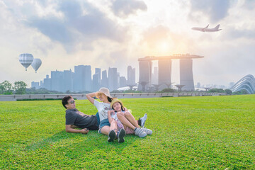 Toeristen reizen gelukkig in Singapore.