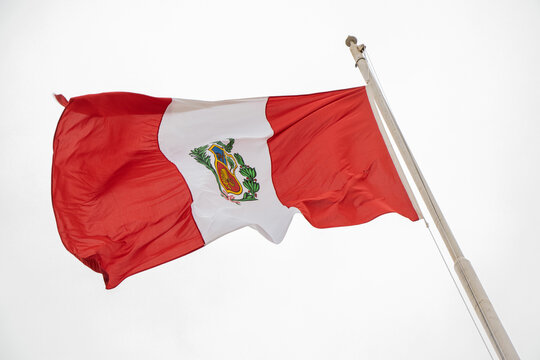 Bandera peruana flameando - Per&uacute;
