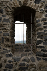 中世のお城の窓,石造りの牢屋の窓,牢獄のアーチ,薄暗い牢屋,