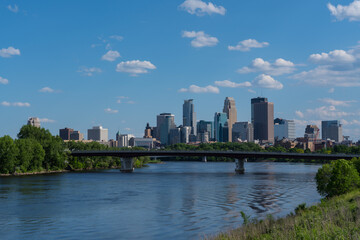 Fototapeta premium Minneapolis Skyline View on Mississippi River