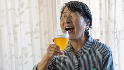 ビールを飲みながらくつろぐおばあさん