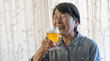 ビールを飲みながら会話がはずむ老夫婦