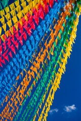 bandeiras coloridas decorativas de festa junina no brasil - obrazy, fototapety, plakaty