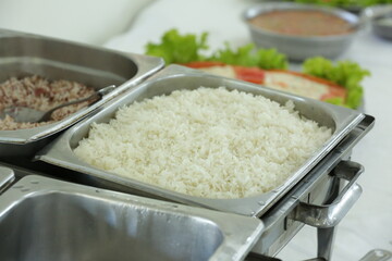 Tigela com comida arroz branco e feijão.