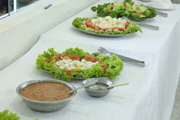 Prato com salada e vinagrete na mesa com alface.
