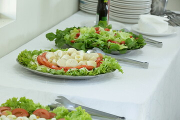 Prato com salada e vinagrete na mesa com alface.