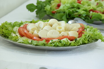 Prato com salada e vinagrete na mesa com alface.