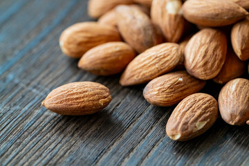 山盛りのアーモンド　食品サンプル