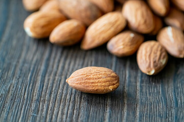 山盛りのアーモンド　食品サンプル